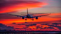 Airbus A350 landt op Schiphol voor zonsopkomst