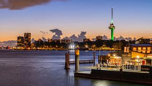 Skyline Rotterdam met Euromast bij zonsondergang