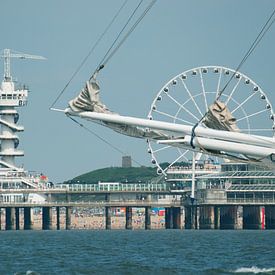 De Scheveningse Pier vanaf het water von Miranda Zwijgers