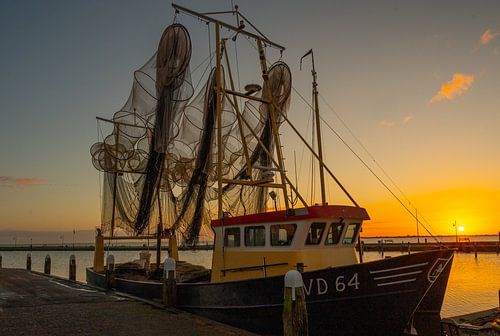 Haven Volendam botter met visnetten bij opkomende zon