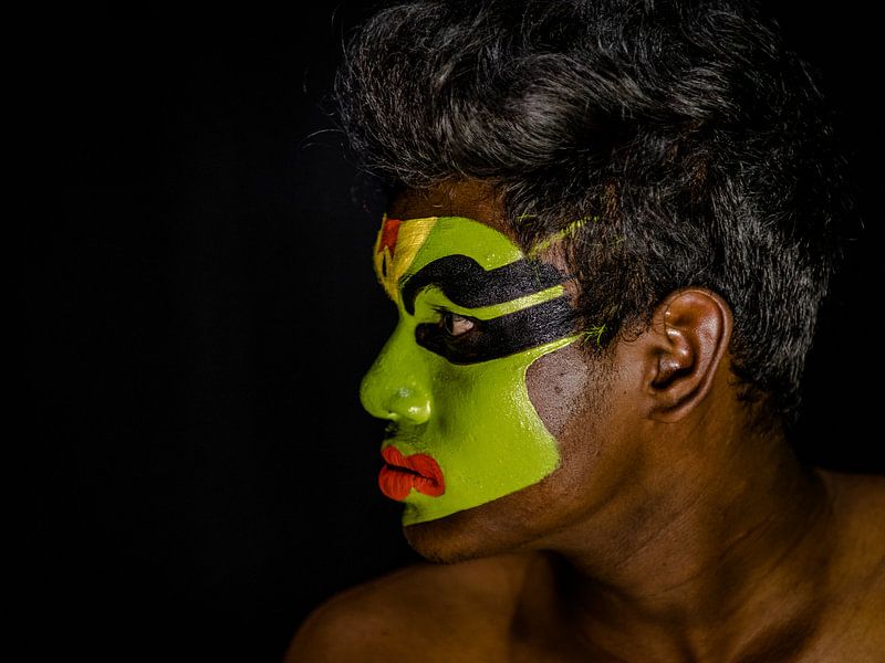 Traditionele Kathakali danser in Kerala van Rik Plompen