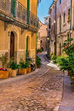 Uitzicht op een idyllische straat in het mediterrane dorp Fornalutx
