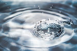 Spritzwassertropfen auf Wasseroberfläche