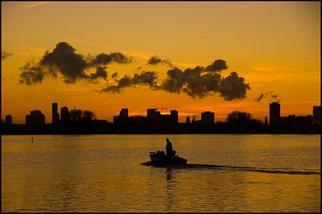 zonsondergang met silhouet kralingsepplas boot van Alain Ulmer