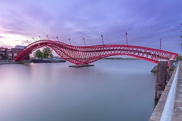 Python brug, een avond aan het water in Amsterdam van Marcel van den Bos