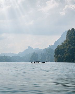 Longtailboot op Cheow Lan-meer in Khao Sok | Thailand van Ian Schepers