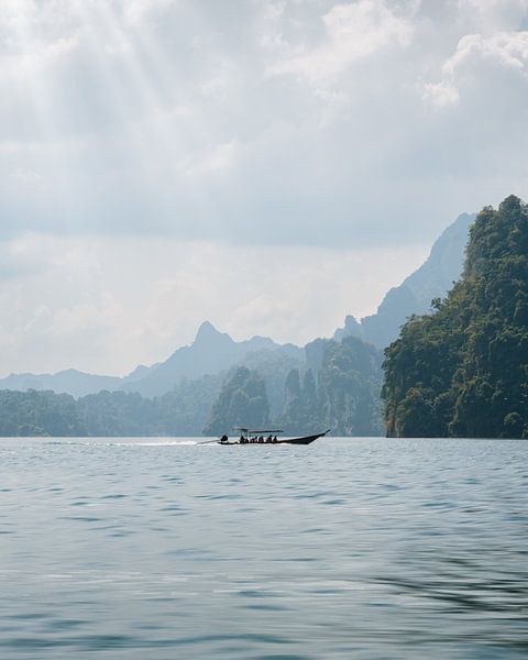 Longtailboot auf dem Cheow Lan See in Khao Sok | Thailand von Ian Schepers