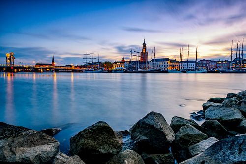 Zicht op Kampen aan de rivier de IJssel in de avond
