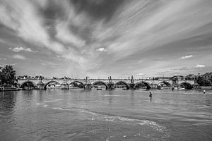 Prag, Tschechische Republik - Mai 2024: Blick auf die Karlsbrücke, die Haupttouristenattraktion. Mittelalterliche Steinbogenbrücke über die Moldau in Prag.