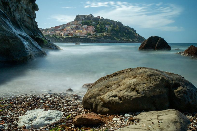 castelsardo vanaf het kiezelstrand by Eline Oostingh