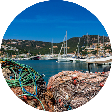 Port de Andratx op het eiland Mallorca, stapel visnetten bij de pier, van Alex Winter
