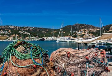 Port d'Andratx sur l'île de Majorque, pile de filets de pêche sur le quai, sur Alex Winter