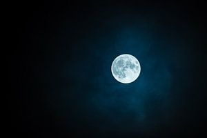 Vollmond in der Dunkelheit von Digital Universe