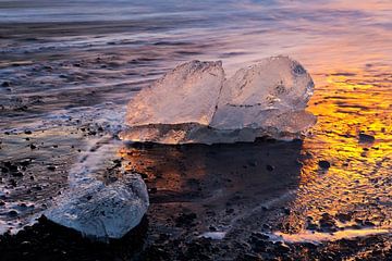 Blocs de glace sur la plage de Jökulsárlón, Islande sur Anton de Zeeuw