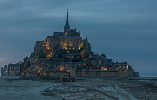 Blaue Stunde auf dem Mont Saint Michel, Frankreich