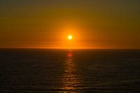 Océan tranquille : Coucher de soleil sur l'océan