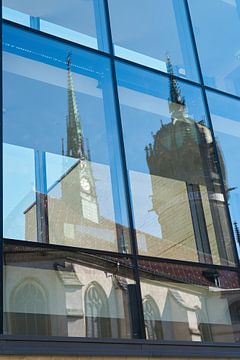 Spiegeling van de slotkerk in Wittenberg in een venster van Heiko Kueverling