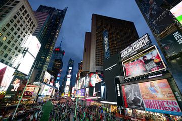 Times Square in New York in de avond van Merijn van der Vliet