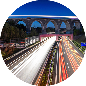 Bahrebach molenviaduct met Eisenbhan en snelwegverkeer op de A4 in het blauwe uur van Frank Herrmann