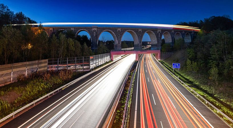 Bahrebachmühlenviadukt mit Eisenbahn- und Autobahnverkehr auf der Autobahn A4 in der blauen Stunde von Frank Herrmann