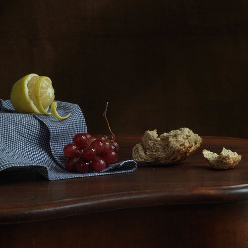 Stilleven met citroen druiven en brood