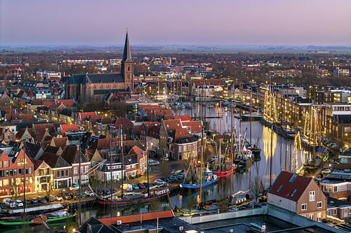 Lichter entlang des Hafens von Harlingen