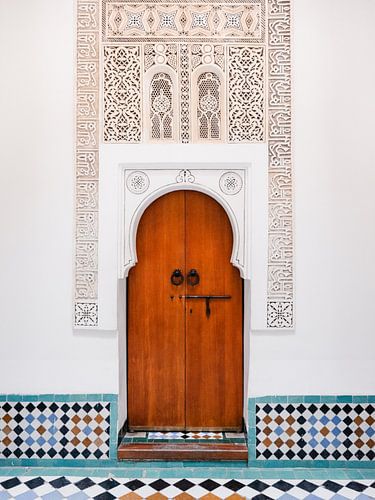 Bruine houten deur in Marrakesh
