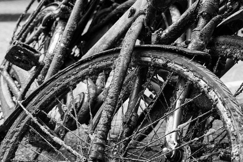 Uit de gracht geviste fietsen in Amsterdam van Joes van Asten