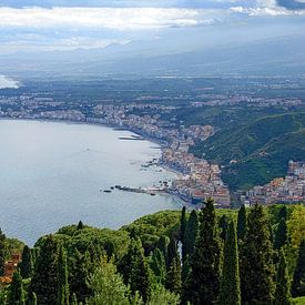 La baie et la ville de Giardini-Naxos sur Leopold Brix