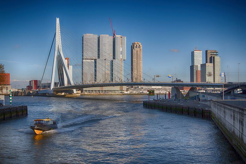 Erasmusbrug en watertaxi van Fons Simons