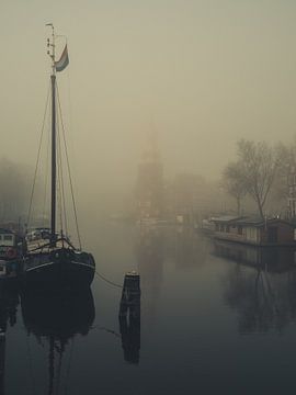 Montelbaans Turm im Nebel #1 von Roger Janssen