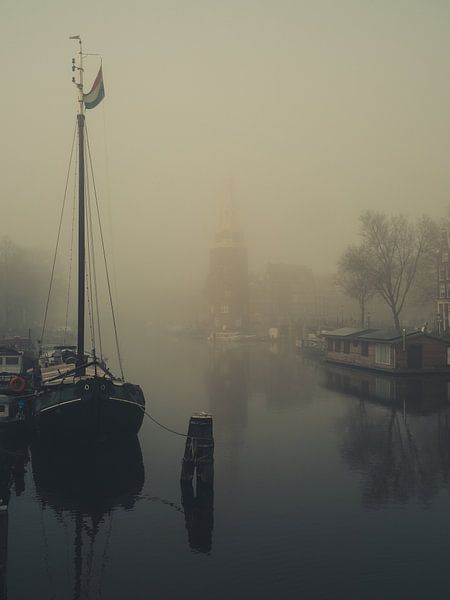 Montelbaans toren in de mist #1 van Roger Janssen