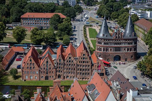 Zicht op poort van Lübeck in Duitsland