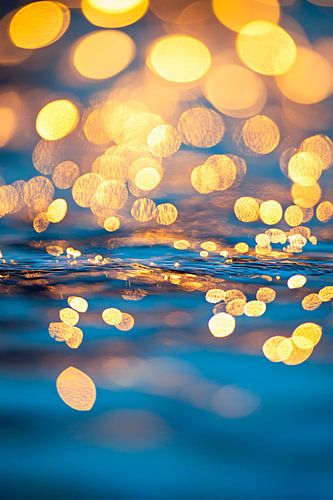 Sprankelend water met lichtreflecties