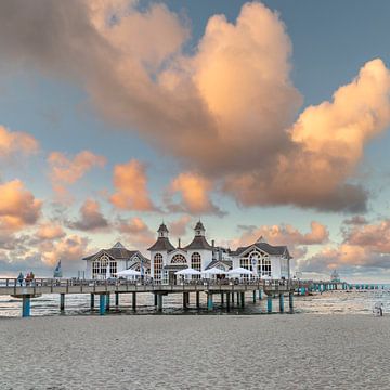 Seebrücke sur la plage de Sellin au coucher du soleil sur Markus Lange