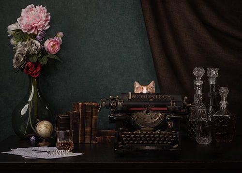 Cache-cache derrière la machine à écrire sur Aisa Joosten