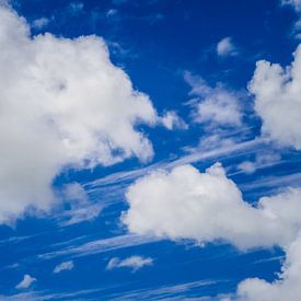 Blauwe lucht met wolken part III van Martijn Tilroe