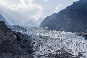 Zonnestralen schijnen op de Passu gletsjer
