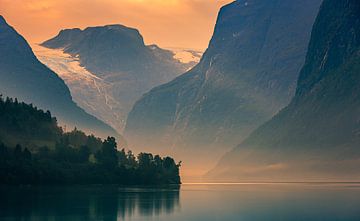 Sonnenaufgang Lovatnet, Norwegen