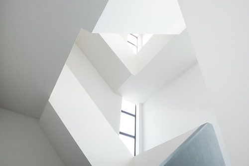 Abstract wit trappenhuis met ramen