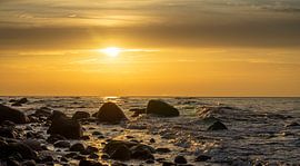 Panorama-Sonnenuntergang am Strand mit Felsen an der Ostsee, Insel Rügen in Deutschland Cap Arkona Wallpaper Design
