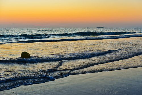 Gouden avondlicht op de zomerse Atlantische Oceaan in Andalusië