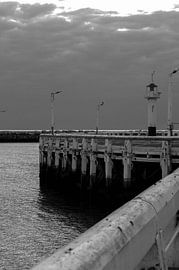 Oostende, De pier en de vuurtoren 2 by Ruud Langendijk