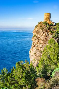 Vue d'une tour de guet médiévale sur la côte de Majorque sur Alex Winter