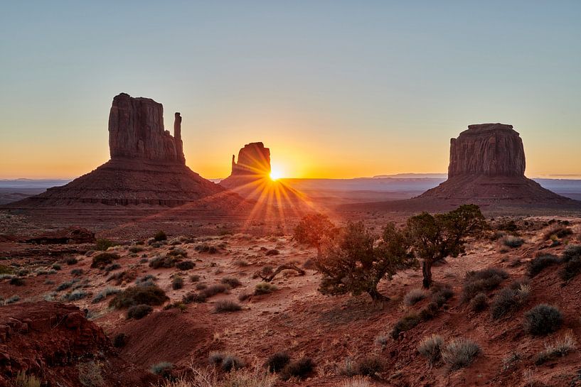 Sonnenaufgang ueber dem Monument Valley von Jürgen Ritterbach