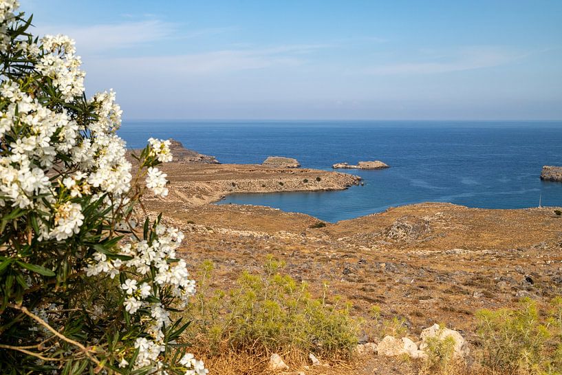 Panoramablick auf eine Meeresbucht in der Nähe der Stadt Lindos auf Rhodos von Reiner Conrad