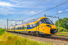 ICNG intercity trein op het platteland