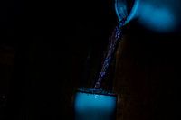 Water in een kopje gieten
