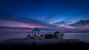 Grieks kerkje op de Peloponnesos bij zonsondergang van Michel Seelen