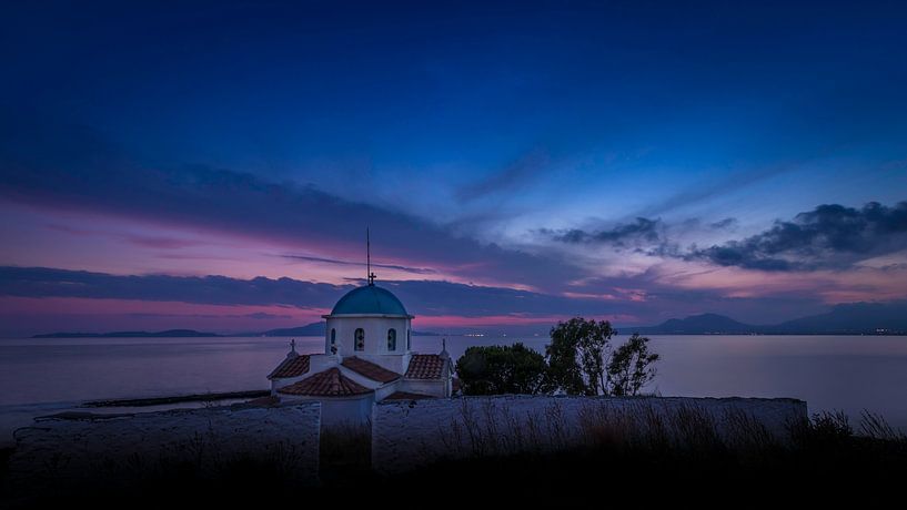 Grieks kerkje op de Peloponnesos bij zonsondergang by Michel Seelen